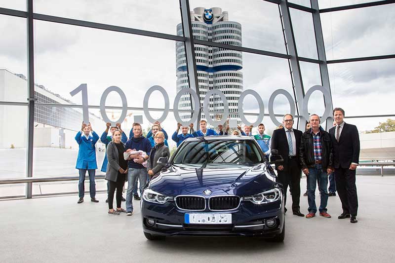 A BMW Welt csarnokában adta át tízmilliomodik 3-as limuzinját a BMW